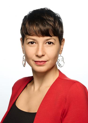 Kurzhaarige brünette Frau in rotem Blazer