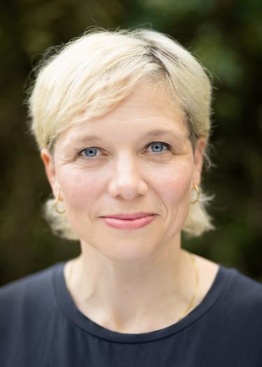 Blonde kurzhaarige Frau in schwarzem Oberteil