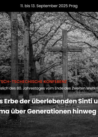 Ein Grab mit Holzkreuz in einem Wald im Hintergrund im Vordergrung rot-weiße Schrift mit Veranstaltungshinweisen